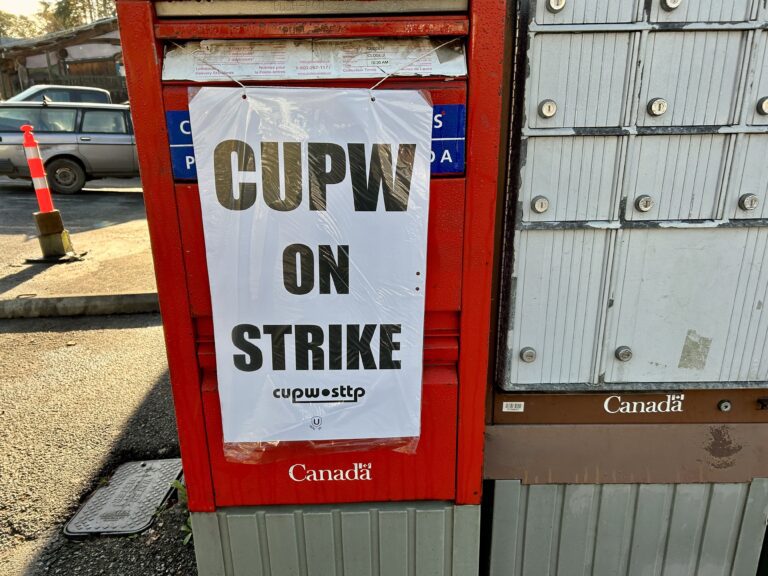 Strike halts mail, post offices open 